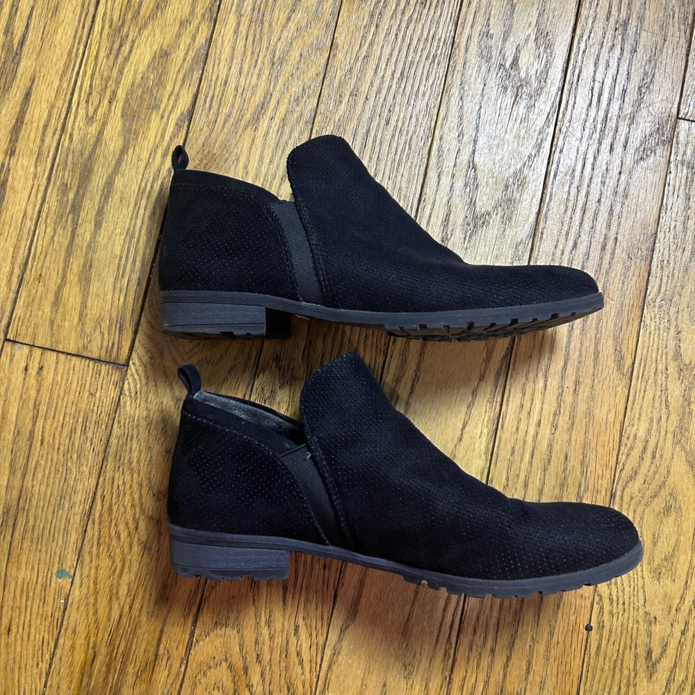 Dr. Scholls Black Perforated Microsuede Ankle Boots V-Cutout Lug Sole Heel 9.5